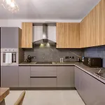Lägenhet Beautiful 3br Homes With Comfy Beds, Wifi & Ac By 360 Estates *