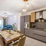 Beautiful 3br Homes With Comfy Beds, Wifi & Ac By 360 Estates Lägenhet