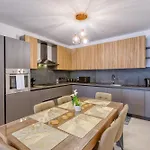 Beautiful 3br Homes With Comfy Beds, Wifi & Ac By 360 Estates Lägenhet