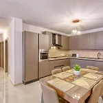 Lägenhet Beautiful 3br Homes With Comfy Beds, Wifi & Ac By 360 Estates *
