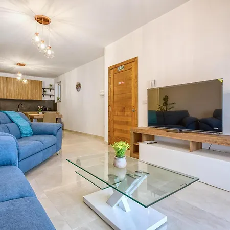 Beautiful 3br Homes With Comfy Beds, Wifi & Ac By 360 Estates Lägenhet